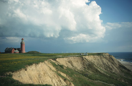 Blick auf den Leuchtturm Bovbjerg mit vorgelagerter Funkmestellung