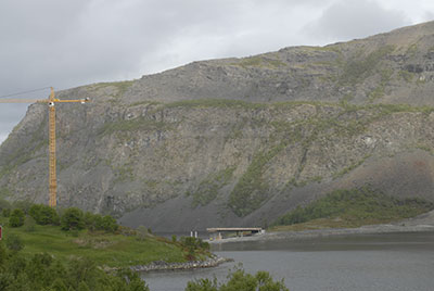 Blick vom Kåfjordbotn aus nach Osten: der südliche Brückenkopf ist fertig